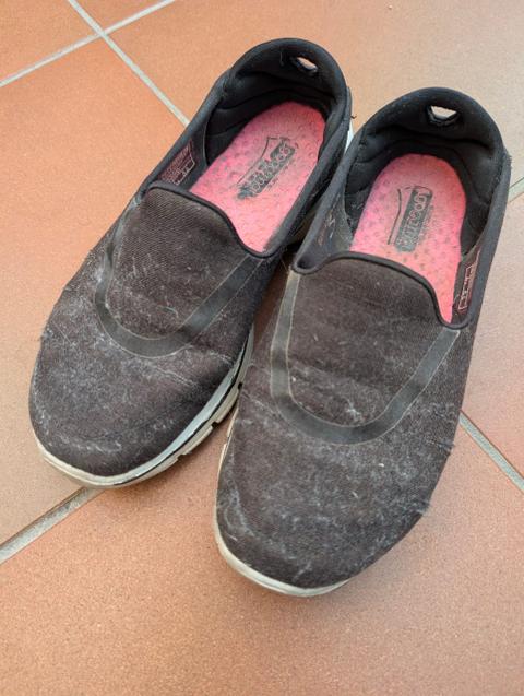 Schäbige Damen Schuhe stark getragen Sammler Hobbyschuster