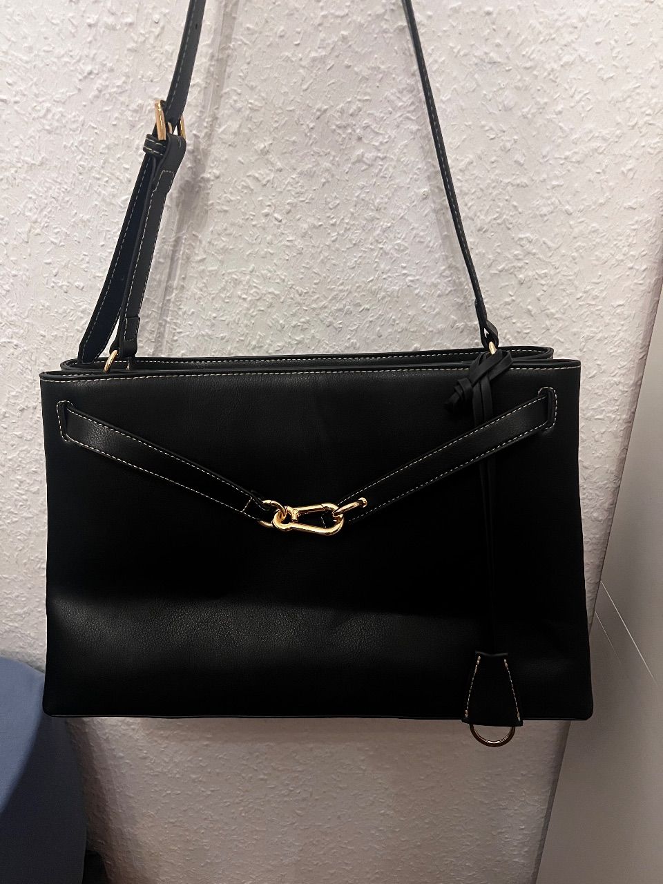H&M H&M schwarze Schultertasche mit goldenen Details