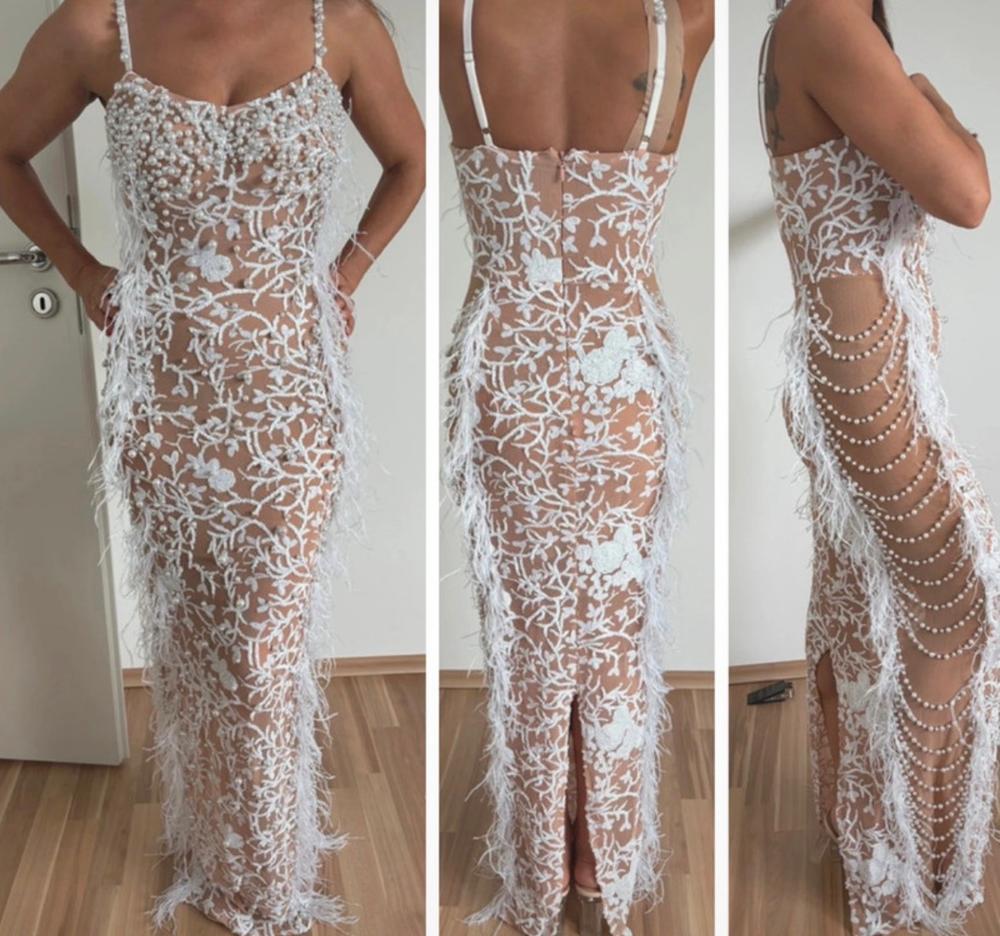 Bella Barnett Abendkleid mit Perlen und Federn