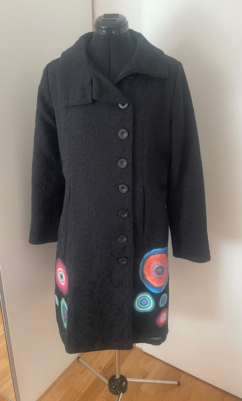 Desigual Desigual Mantel schwarz mit auffälliger Applikation Gr. 40 Size L