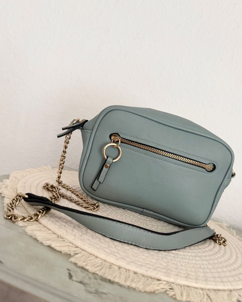 H&M Crossbody Camera Bag Umhängetasche Hellblau Türkis Goldkette Kunstleder