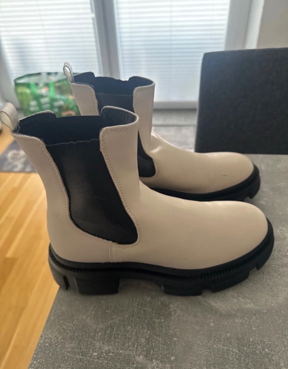 Deichmann Weiße Boots mit schwarzer Chunky-Sohle Size 39