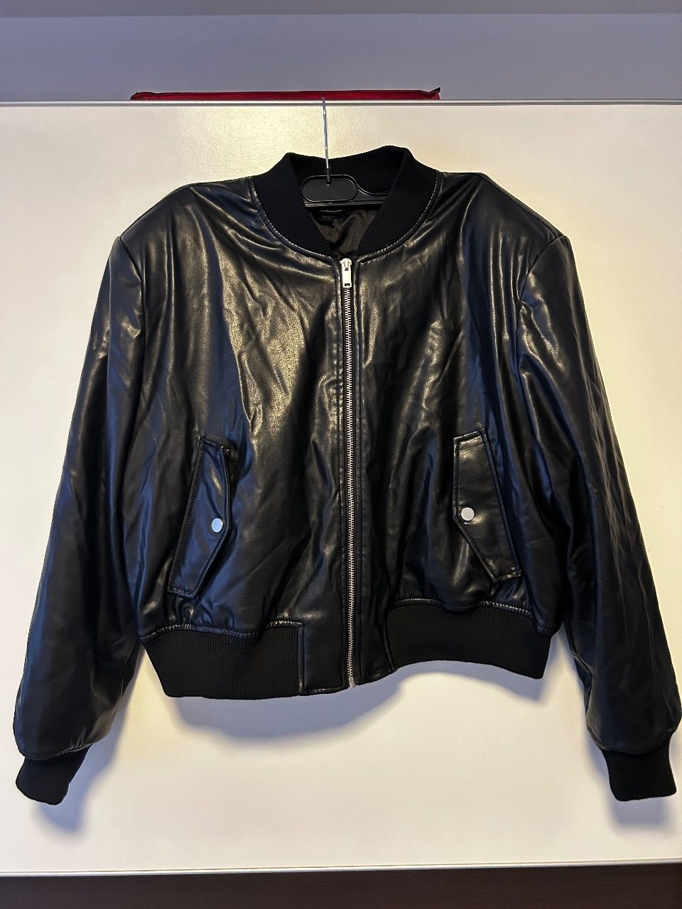 H&M Divided schwarze Kunstleder Bomberjacke glänzend Cropped