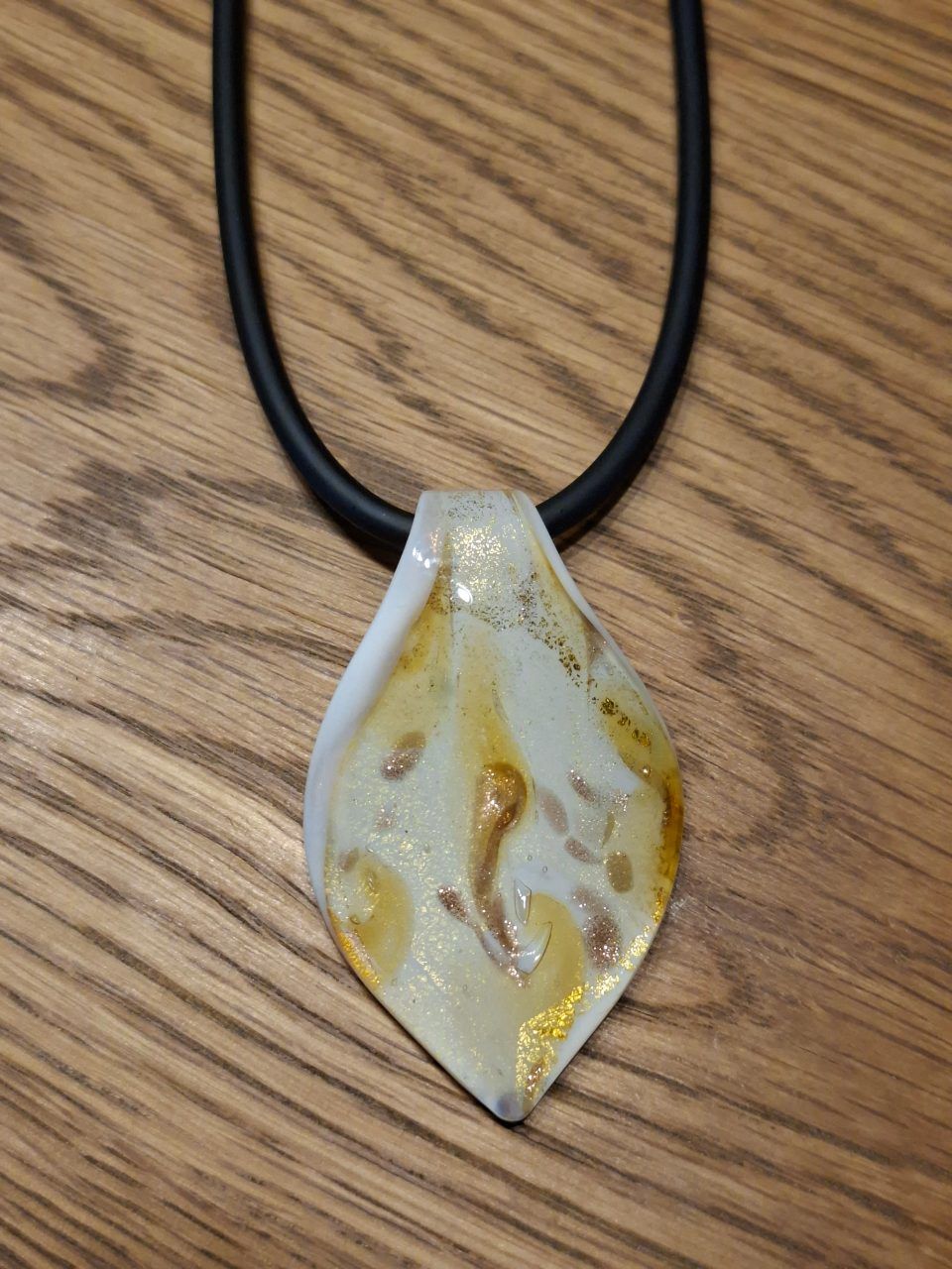 Kette mit Glasanhänger in Gold-Weiß-Marmorierung