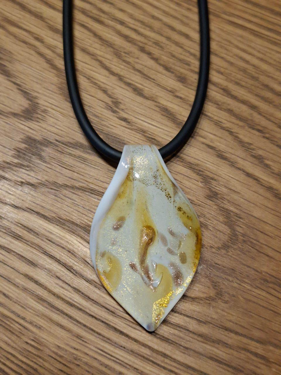 Kette mit Glasanhänger in Gold-Weiß-Marmorierung