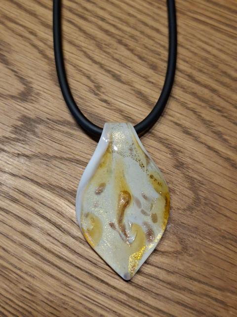 Kette mit Glasanhänger in Gold-Weiß-Marmorierung