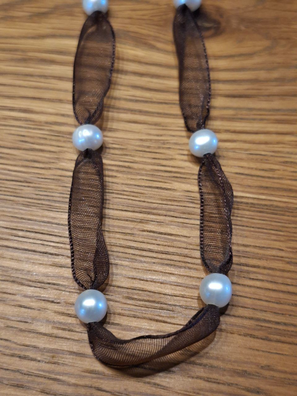 Elegante Perlenkette mit Stoffband zum Binden