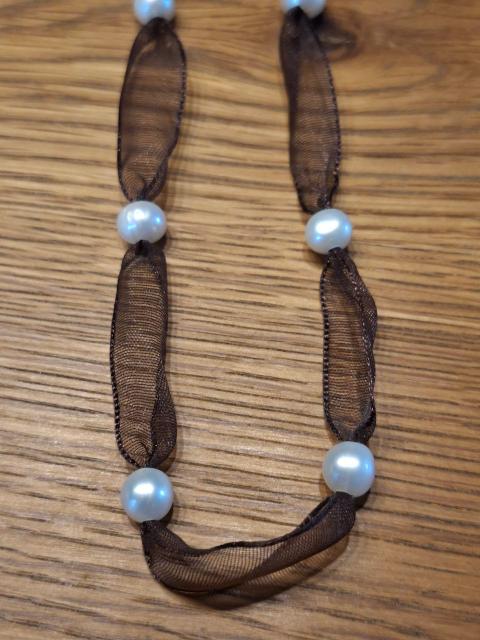 Elegante Perlenkette mit Stoffband zum Binden