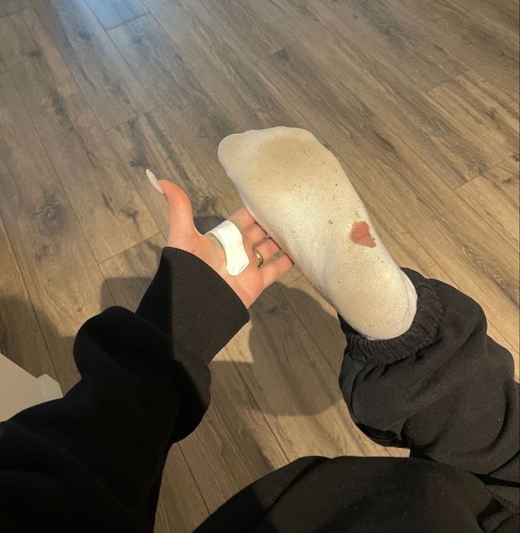Weiße getragene Socken mit Loch Size 37