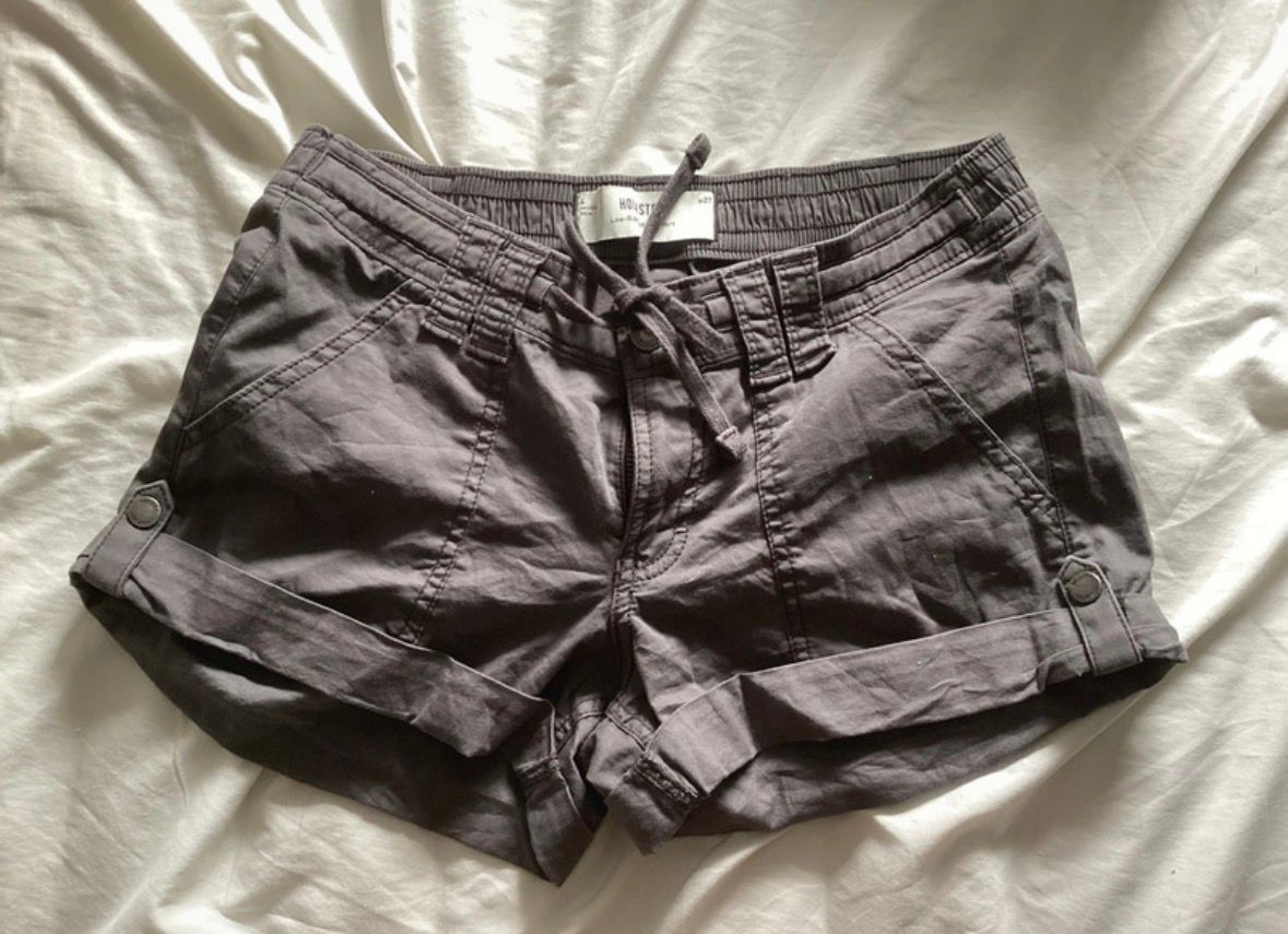 Hollister  Graue low rise Hollister Shorts  Size S