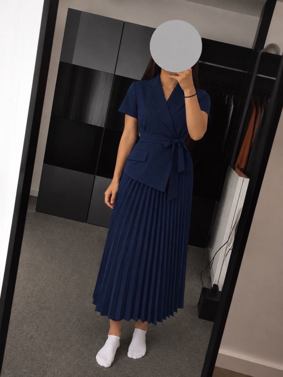 Blaues Kleid mit Plisseerock