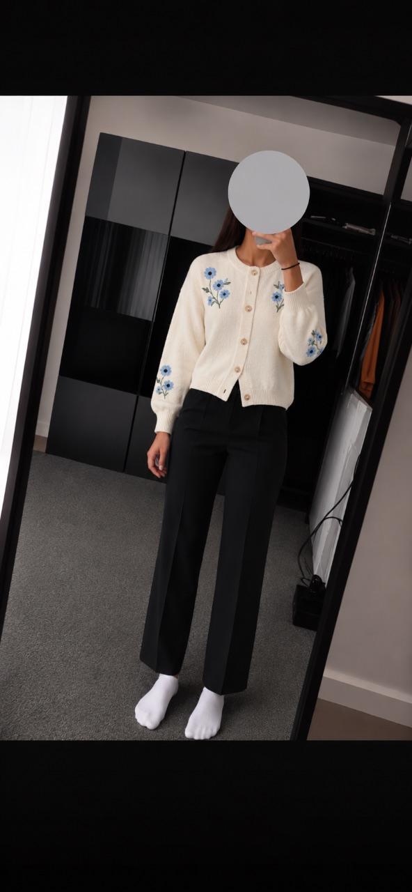Cremefarbener Cardigan mit Blumenstickerei