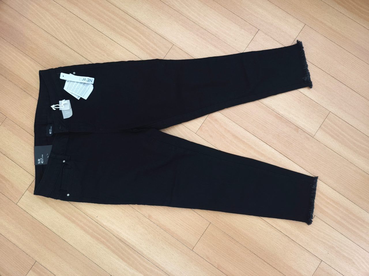Skinny Jeans schwarz mit ausgefranstem Saum Gr. 40