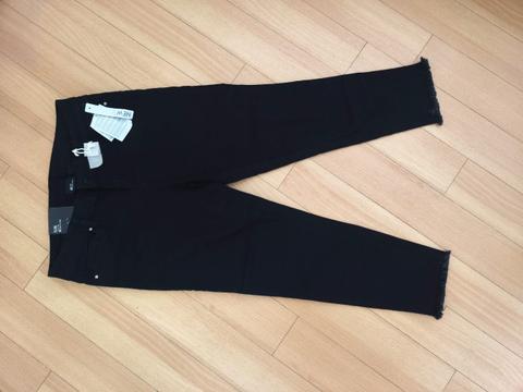Skinny Jeans schwarz mit ausgefranstem Saum Gr. 40