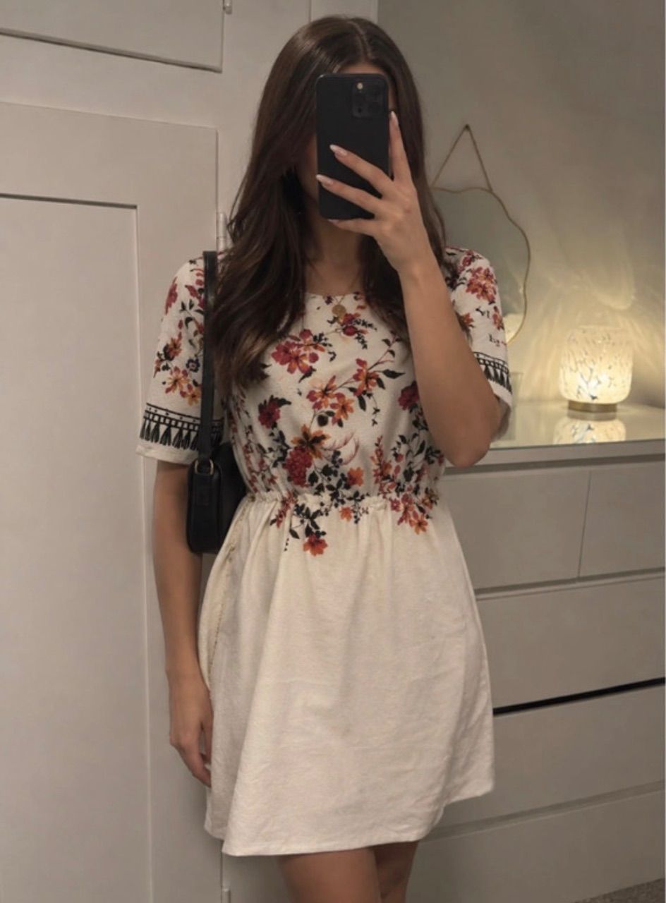 Wunderschönes weißes Kleid mit floralem Blumenmuster