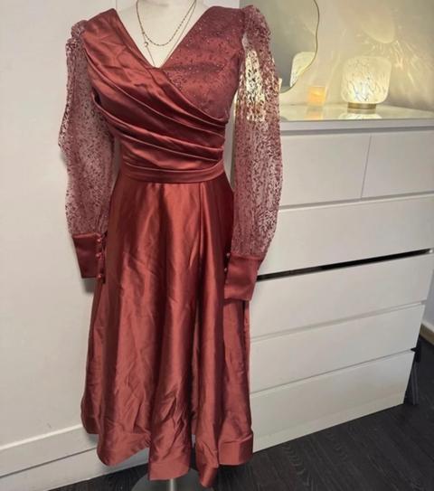 Elegantes Abendkleid in Bordeaux Rosé mit Etikett