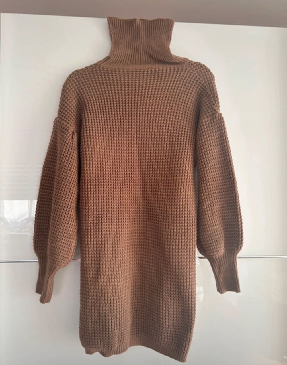 Braunes Strickkleid mit Rollkragen