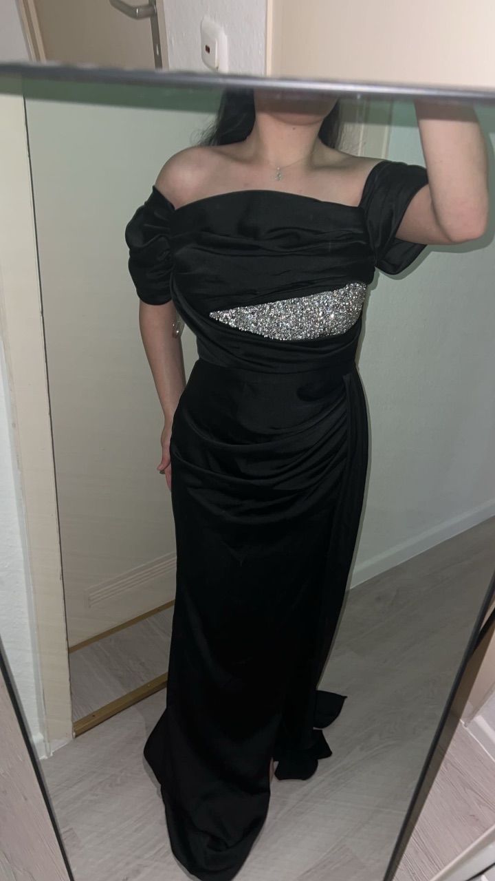Schwarzes Abendkleid mit Beinschlitz 