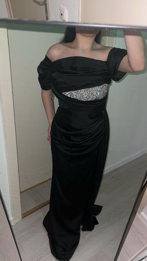 Schwarzes Abendkleid mit Beinschlitz