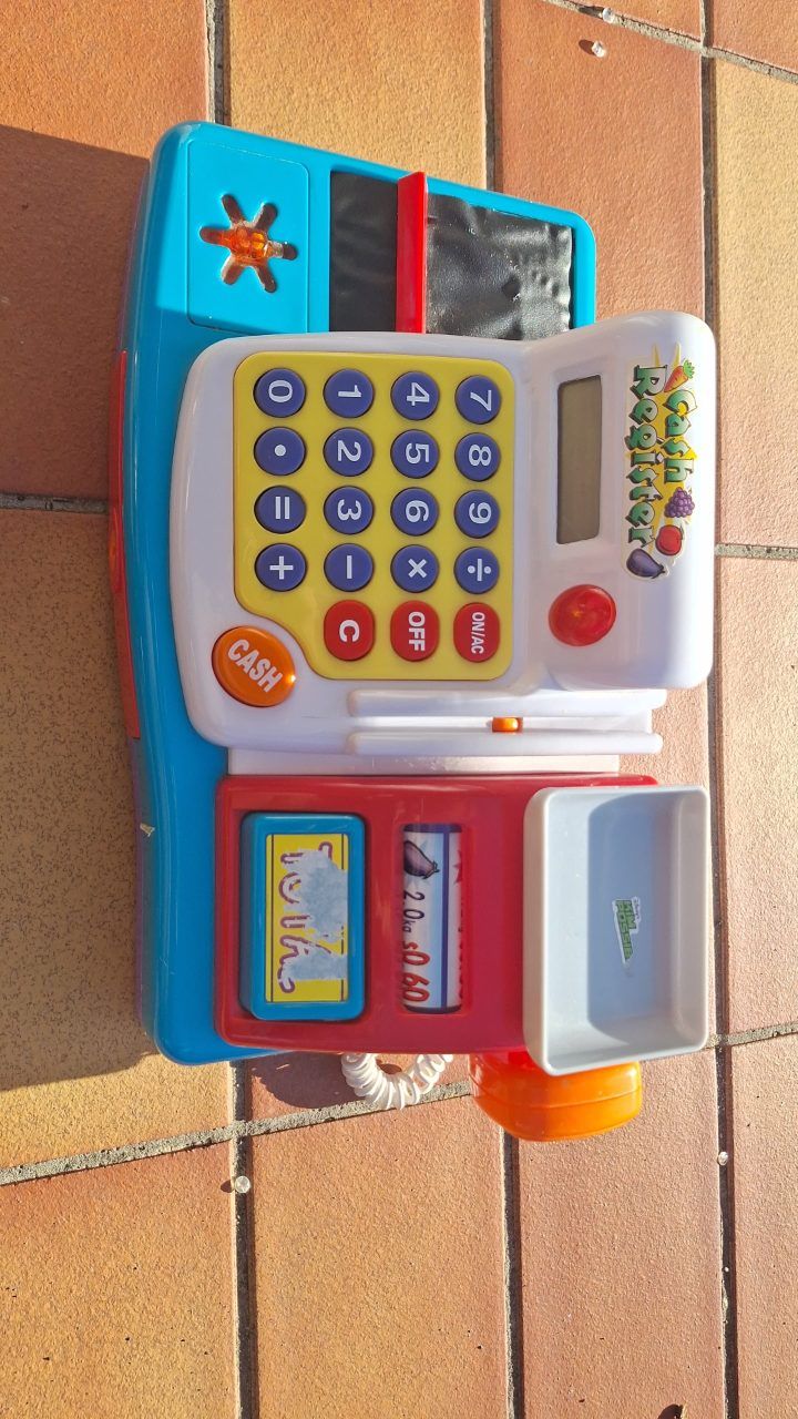 Unbekannt  Spiekasse für Kinder mit Spielgeld und zugehörigen Sachen