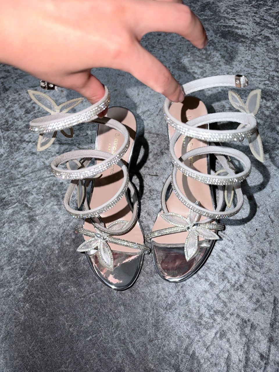 Elegante silberne Sandalen mit Strass-Schmetterling 🦋✨