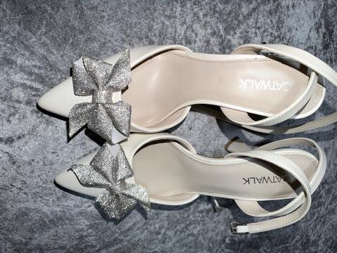 Catwalk Elegante cremeweiße Absatzschuhen mit Glitzer Schleife Size 38
