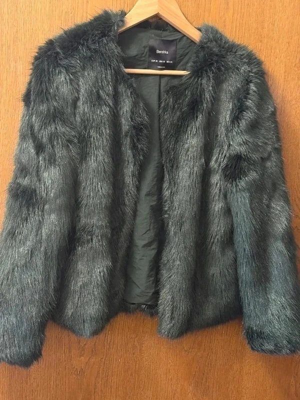 Berschka Bershka Felljacke / Kunstfelljacke / Winterjacke / Mantel / Dunkelgrün XS Size XS