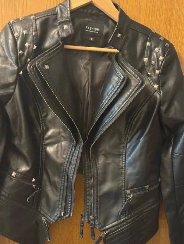 Fashion Jacke / Biker / Kunstleder / Nietenjacke / asymmetrisch / wandelbar / Schwarz / Size S