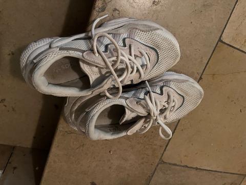 Getragene sneaker