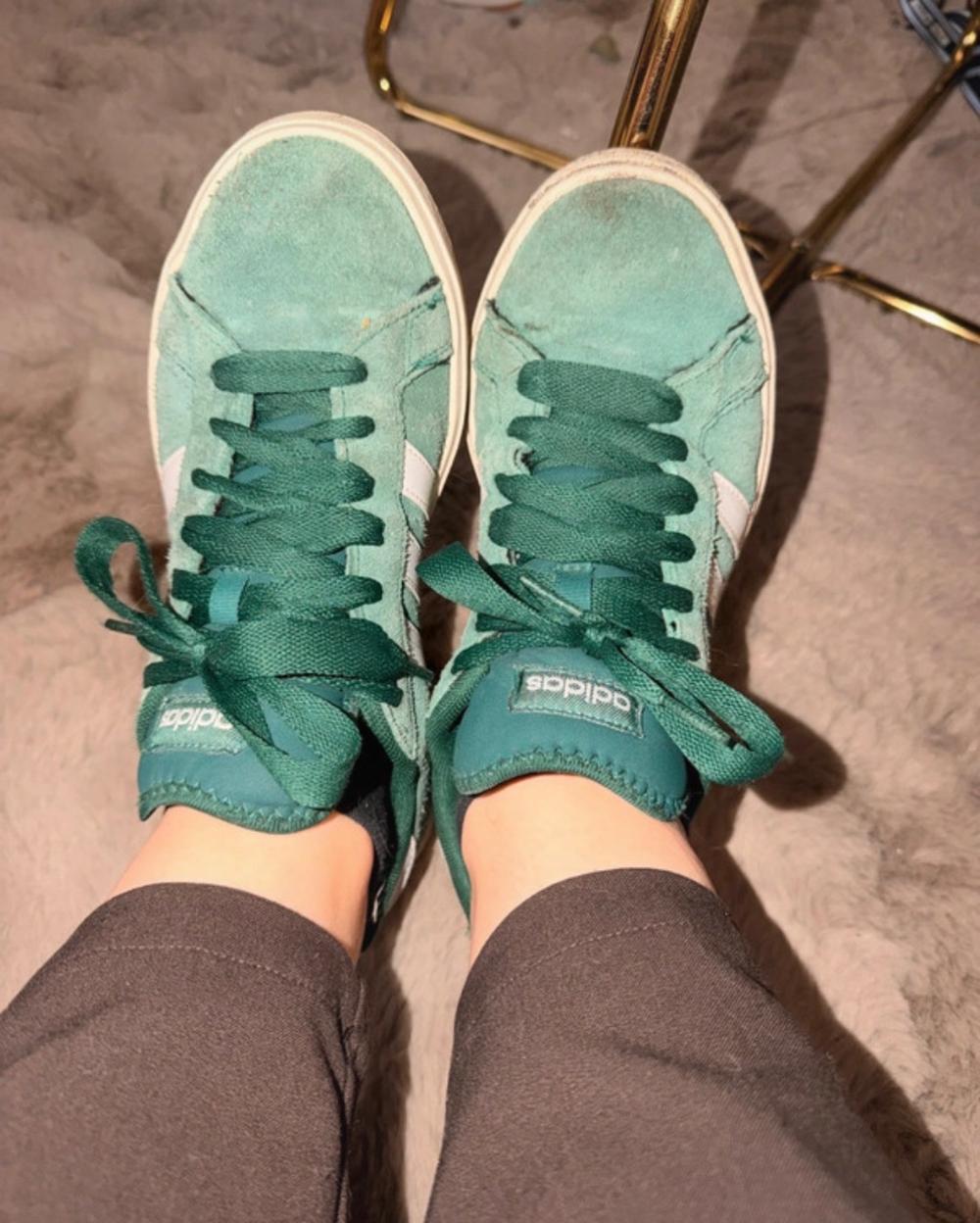 Grüne Adidas Sneaker