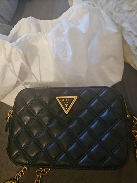 Guess Tasche schwarz gesteppt mit goldener Kette