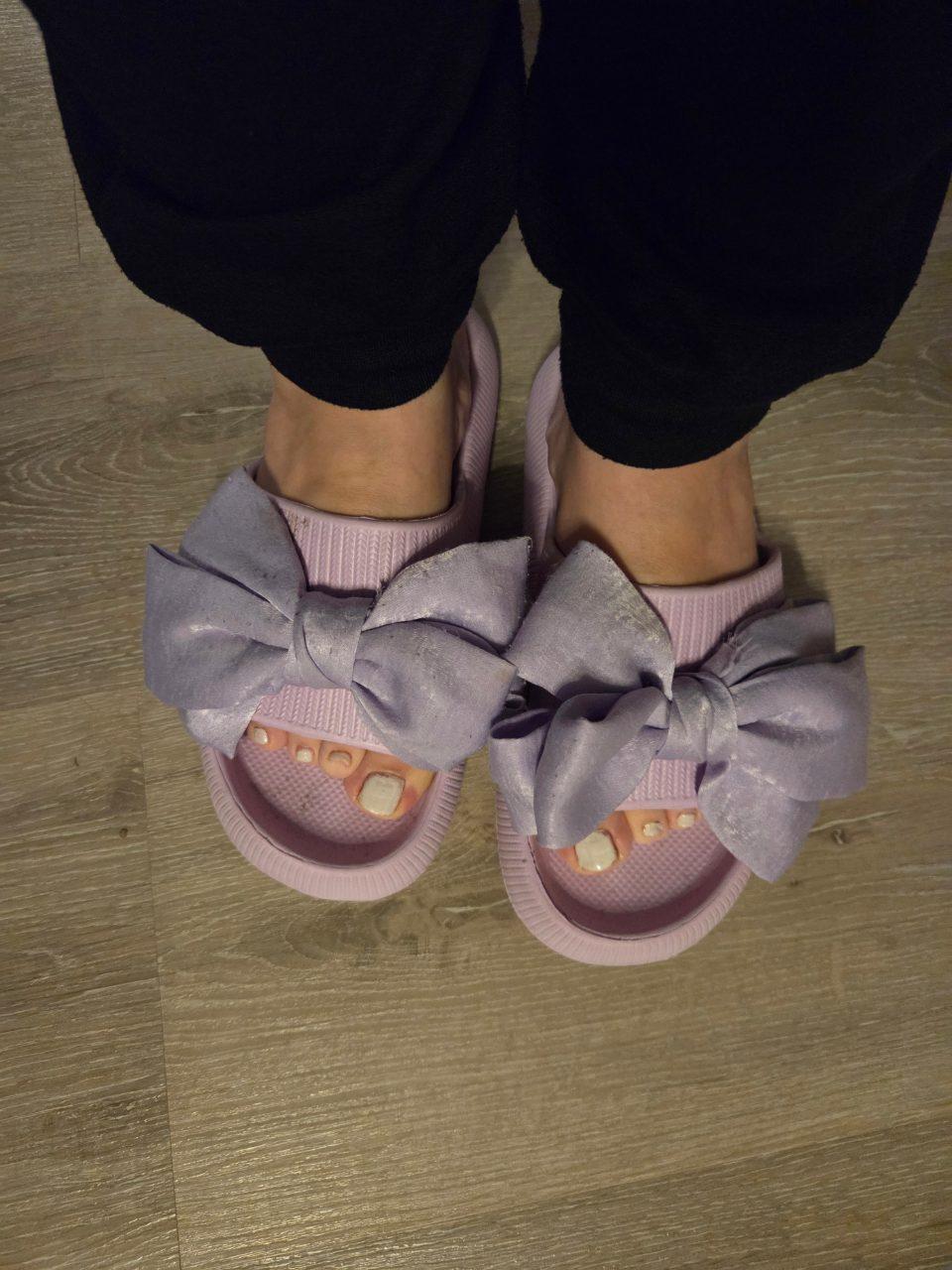 Lila Hausschuhe mit Schleife