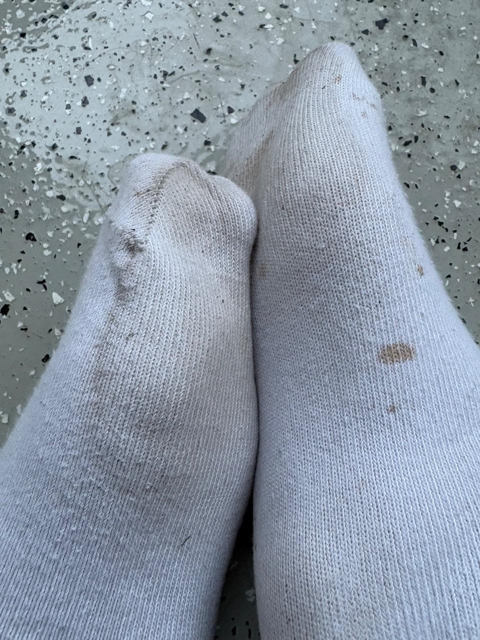 Getragene weiße Socken
