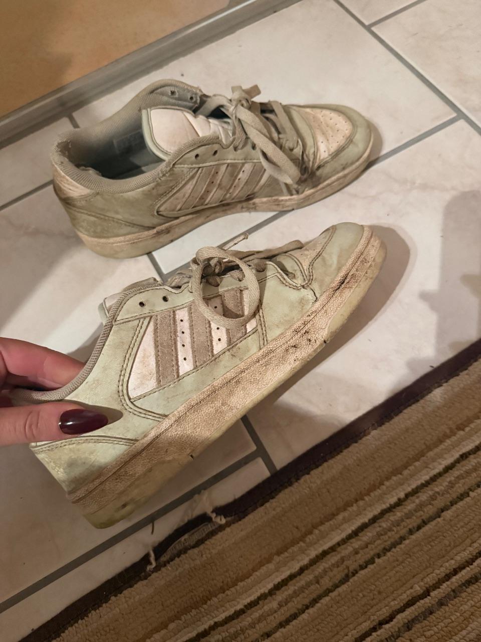 Gut getragene Stallschuhe
