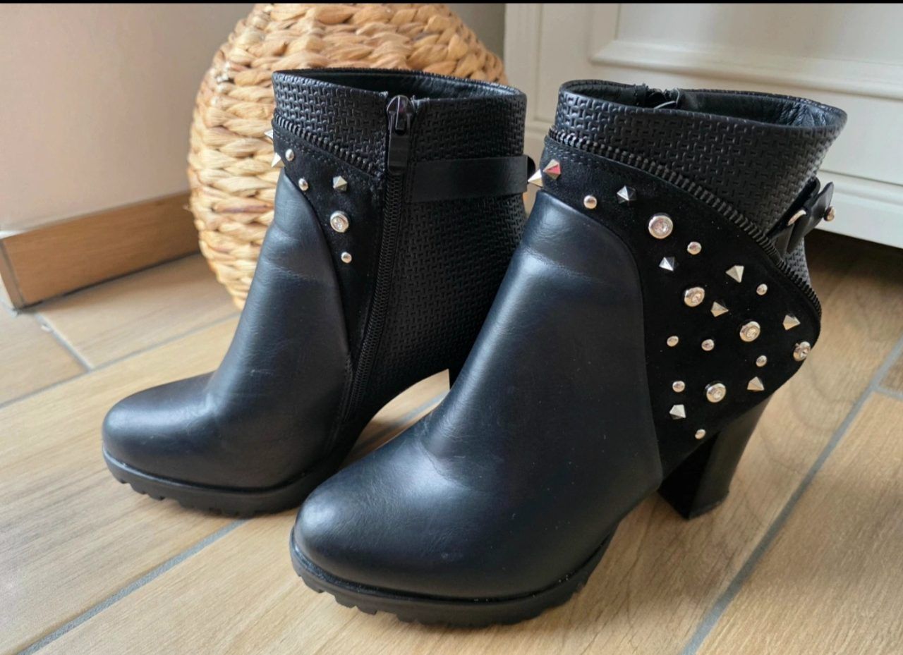Schwarze Stiefeletten mit Nieten & Strass – Gr. 39 – Blockabsatz Size 39