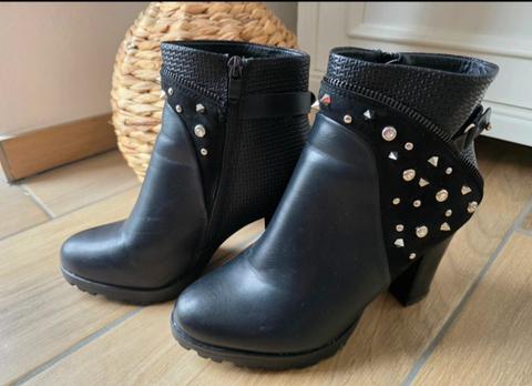 Schwarze Stiefeletten mit Nieten & Strass – Gr. 39 – Blockabsatz Size 39