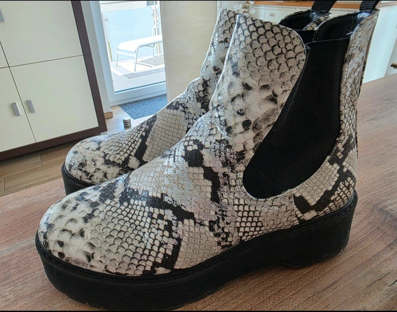 Stylische Chelsea Boots mit Schlangenprint – Gr. 40 Size 40