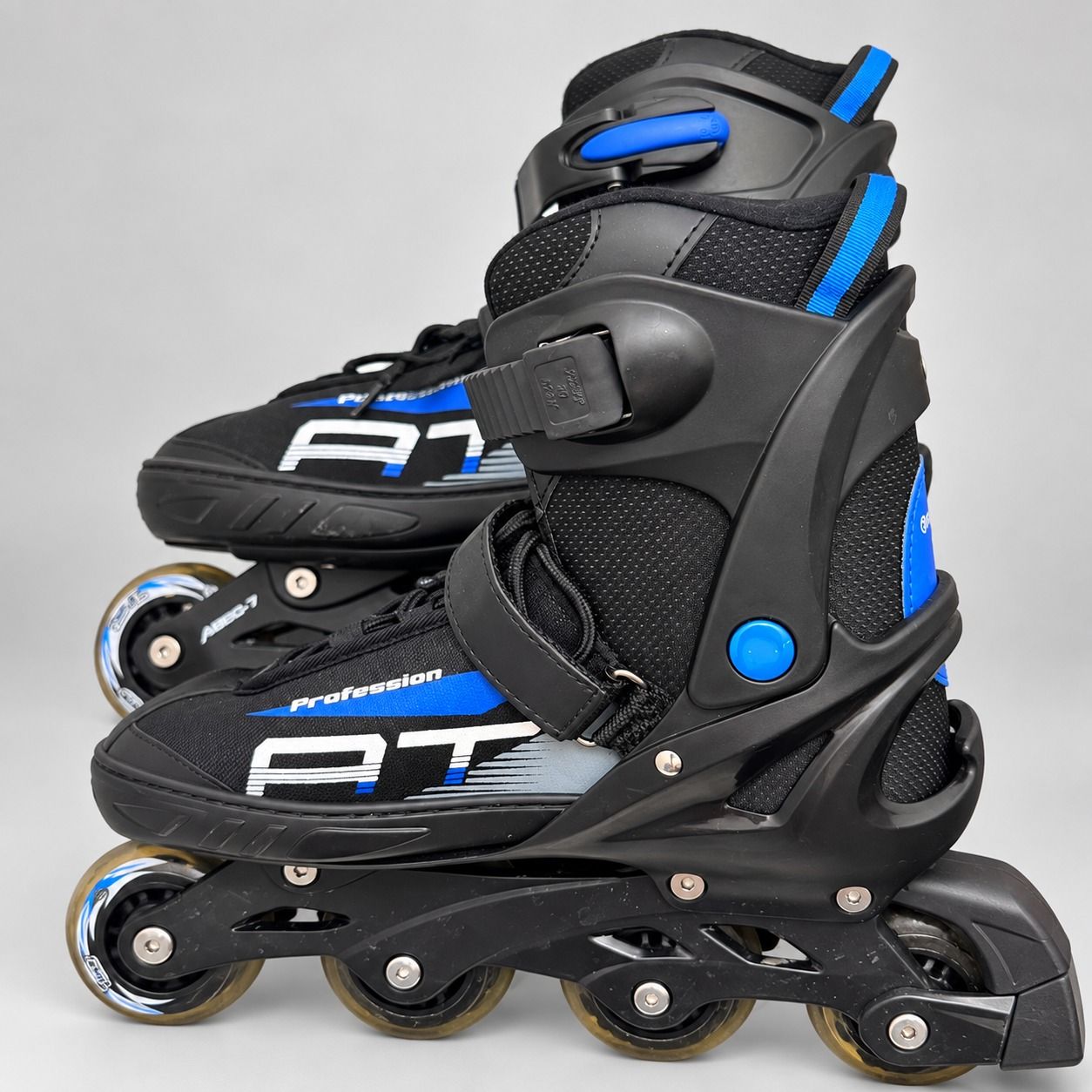 Paar Inlineskates / Rollerblades in Schwarz-Blau.