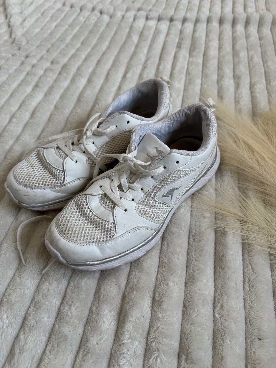 Kangaroos  Schöne weiße Schuhe  Size 39