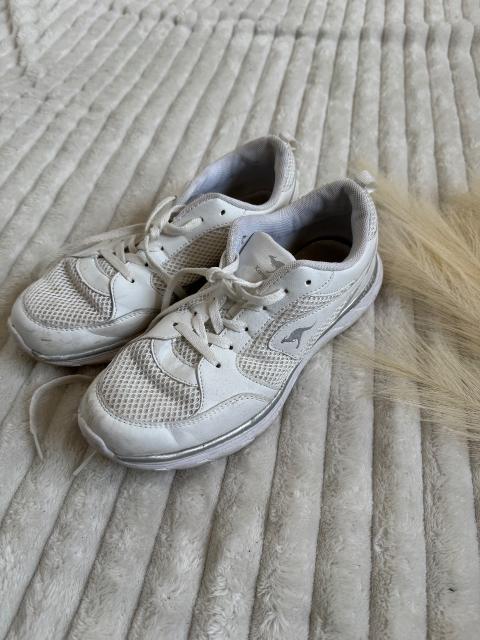 Kangaroos Schöne weiße Schuhe Size 39