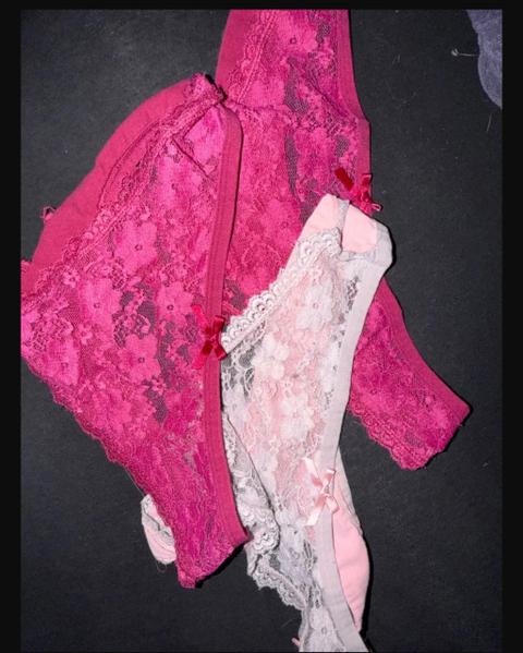 Getragen Spitzen Tangas Size M