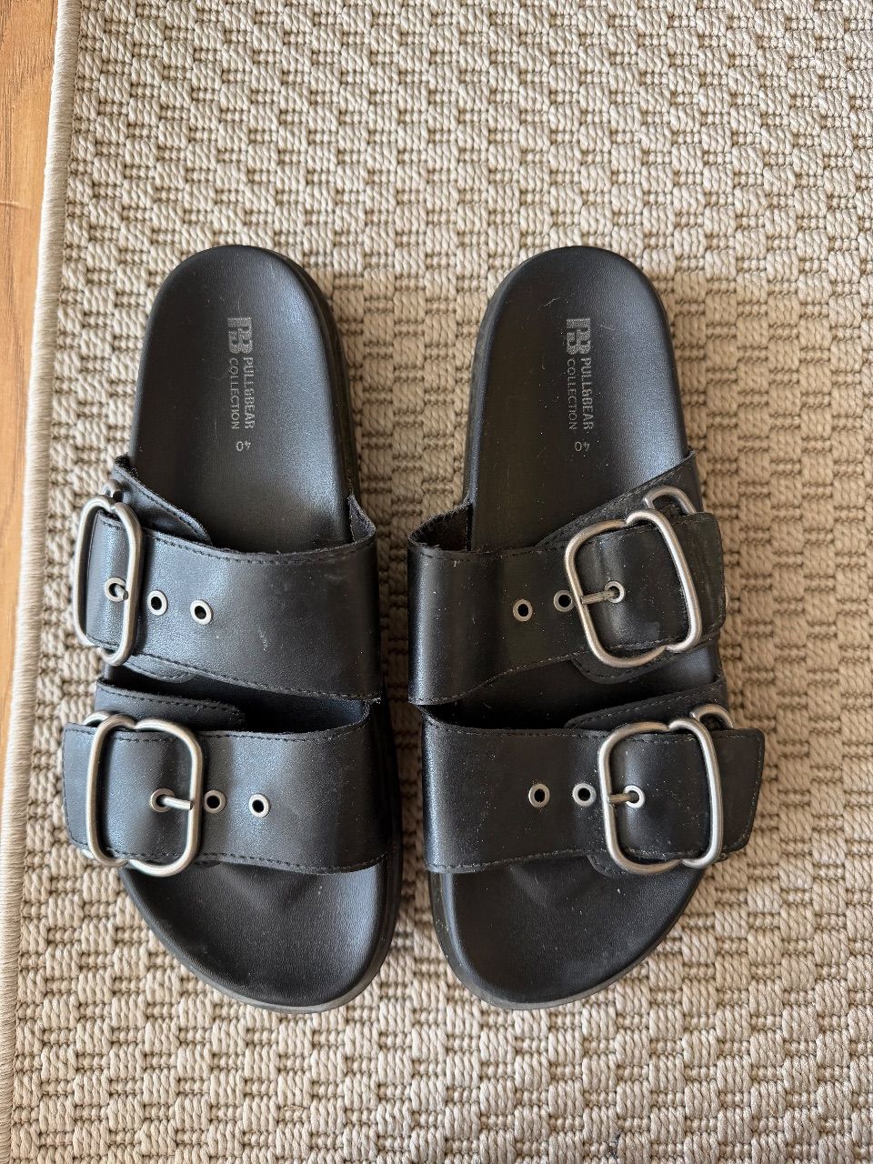 pull and bear Schwarze Schlappen  Size 40