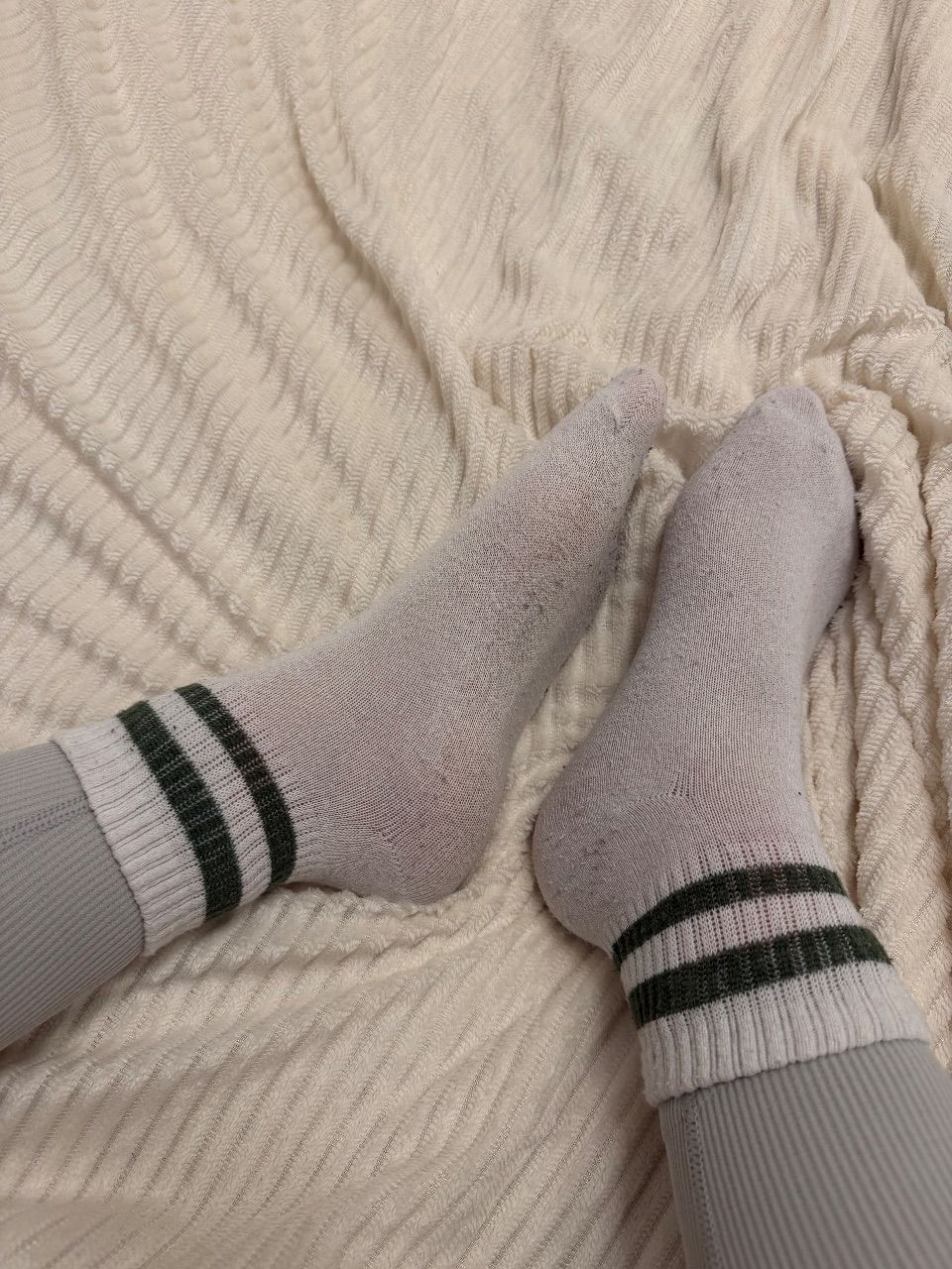 Weiße Socken mit grünen Streifen 
