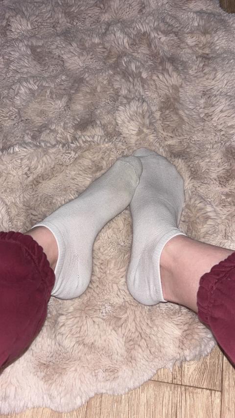 Weiße getragene socken