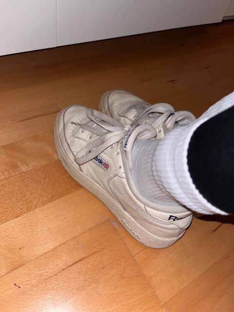 Getragene Reebok Sneaker
