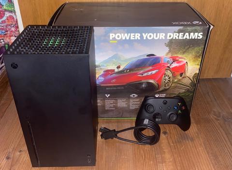 Xbox Series X mit Zubehör