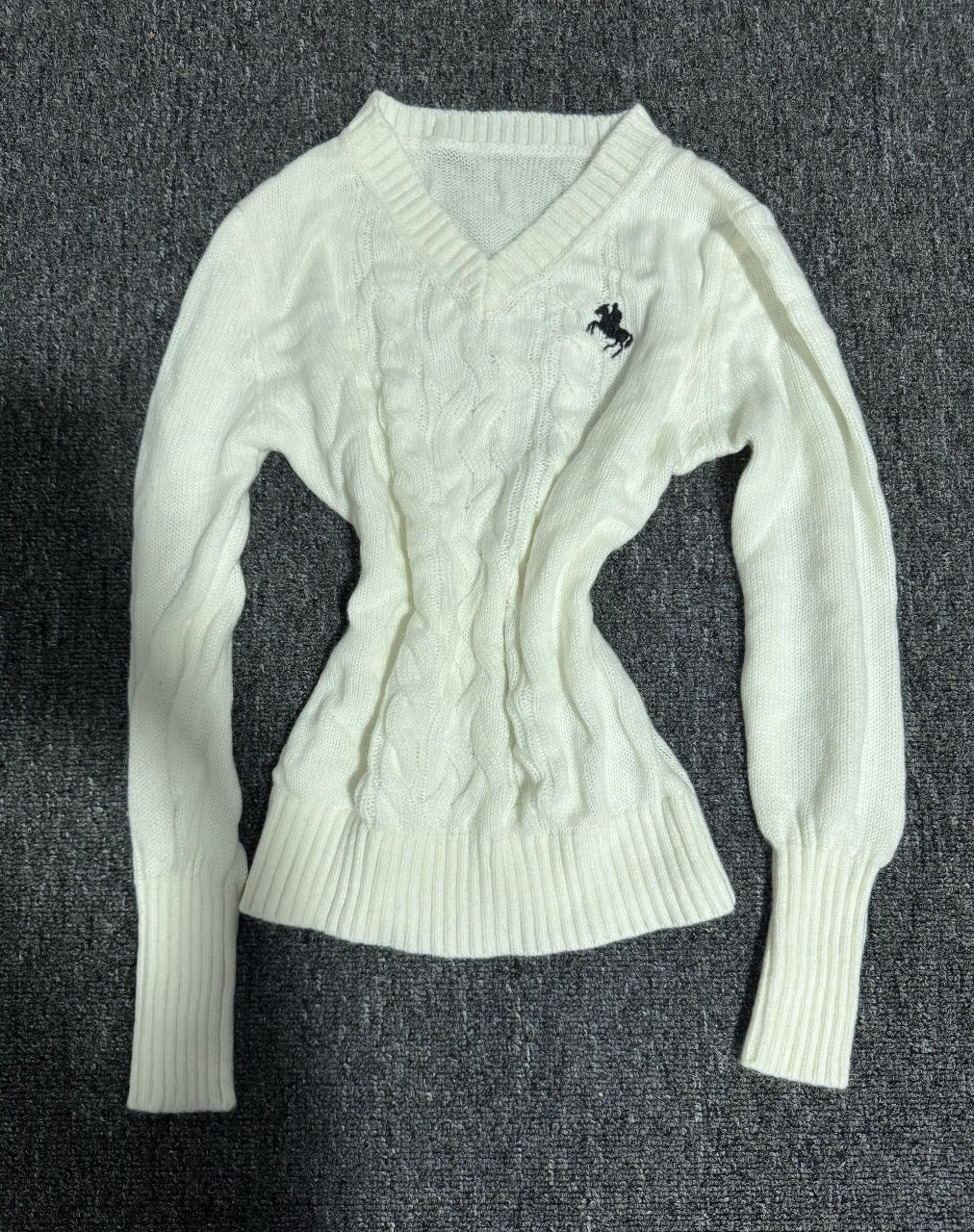 Weißer Strickpullover mit Zopfmuster und V-Ausschnitt – Größe S  Size S