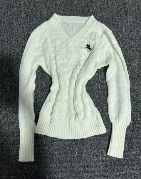 Weißer Strickpullover mit Zopfmuster und V-Ausschnitt – Größe S