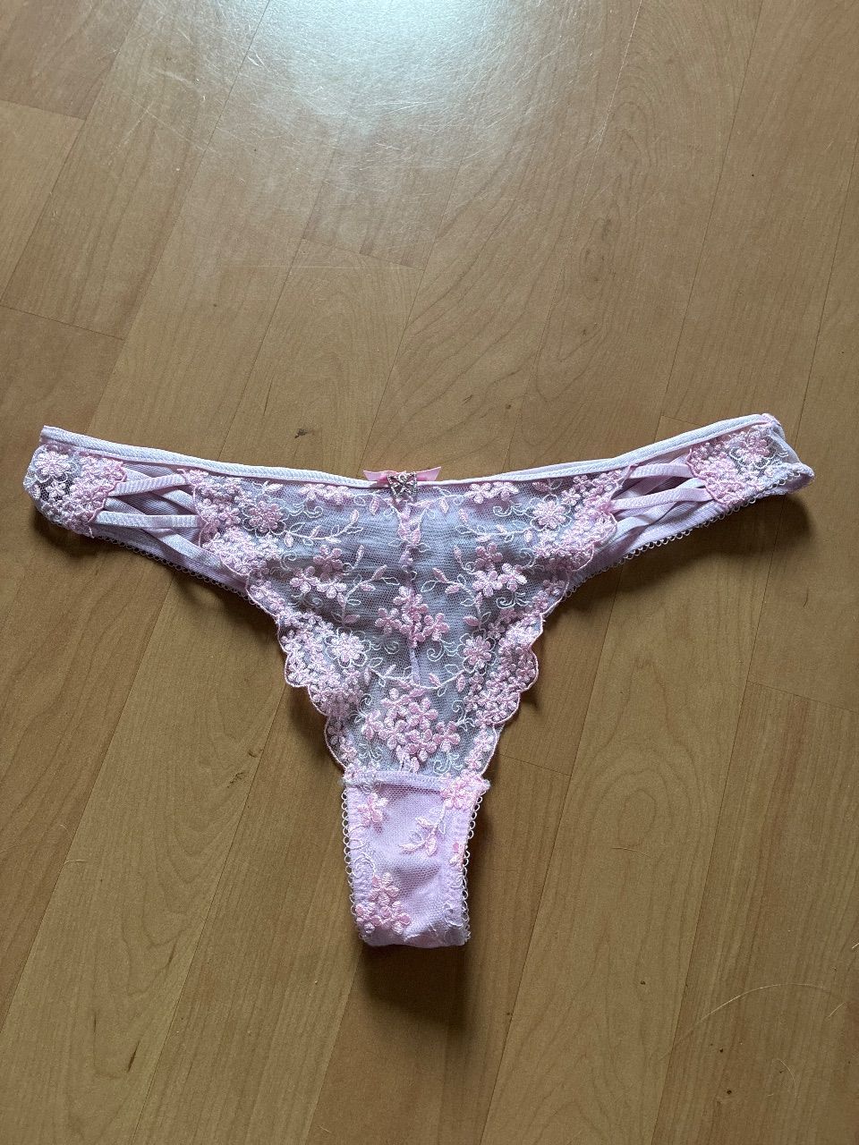 Pinker Tanga mit Schmetterling 