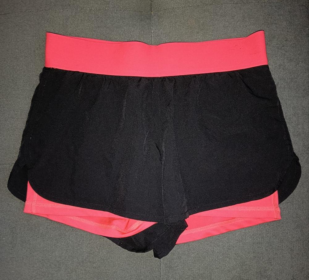 Verkaufe sportliche 2-in-1 Damen-Laufshorts in Schwarz/Pink